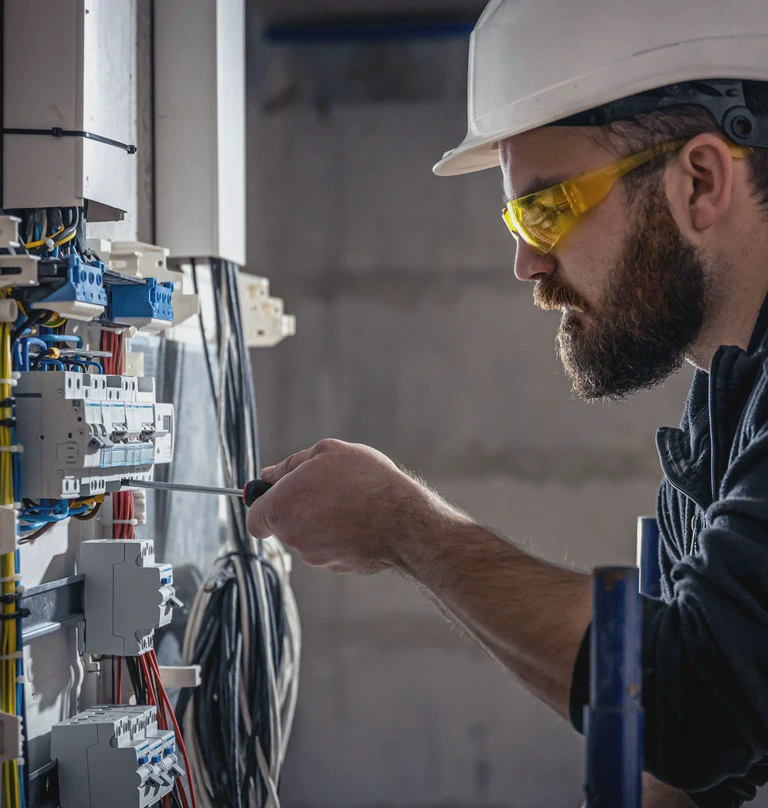 Elektryk przykręcający bezpiecznik